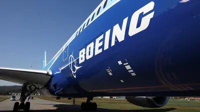 Empresa enfrenta investigações federais, tensões financeiras e a perda de participação de mercado para a concorrente Airbus