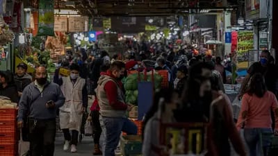 Compradores en el mercado de la Central de Abastos de Ciudad de México, México. Fotógrafo: Alejandro Cegarra/Bloomberg