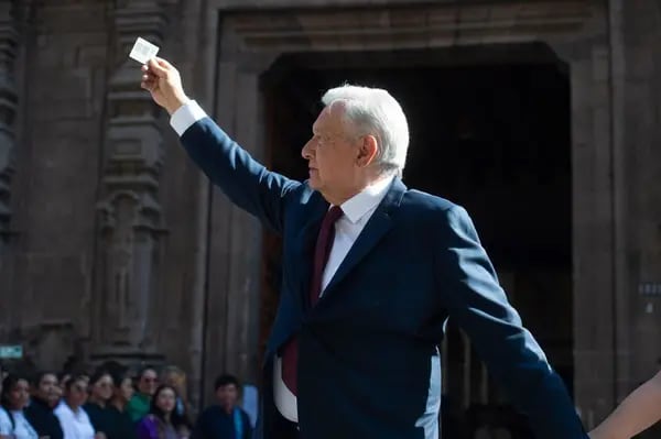 Andrés Manuel López Obrador (AMLO) ejerce su voto, 2 de junio de 2024