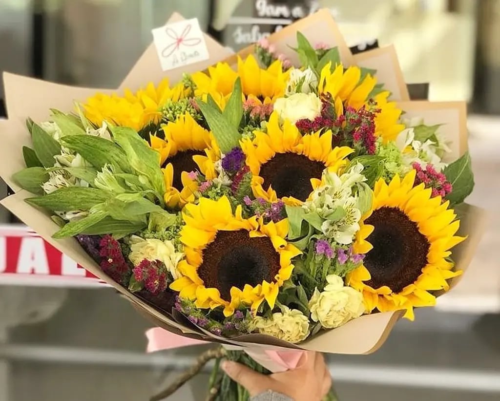 Por qué se regalan flores amarillas en septiembre, una tradición con