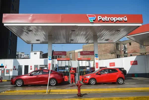 Bonos de Petroperú caen tras una rebaja de calificación y el Gobierno dice que necesita más apoyo