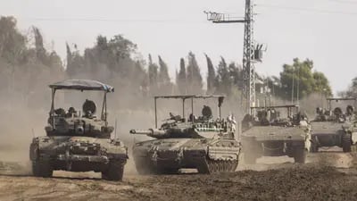 Fuerzas israelíes se dirigen a Gaza en tanques y vehículos blindados, cerca de la frontera entre Israel y Gaza, en el sur de Israel, el miércoles 24 de enero de 2024.