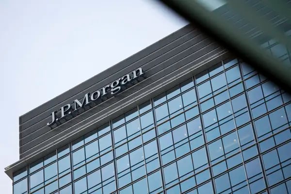 El logotipo de JP Morgan se muestra en la parte superior de Chater House en el distrito Central, Hong Kong, China. Fotógrafo: Jerome Favre/Bloomberg