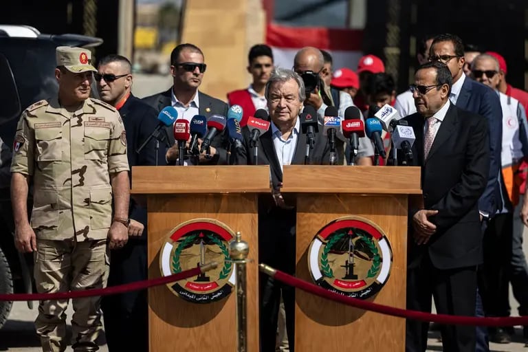 Antonio Guterres habla durante una rueda de prensa en el paso fronterizo de Rafah, Egipto, el 20 de octubre.dfd