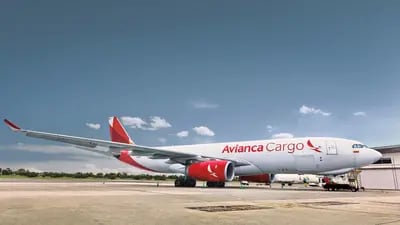 En 1973, con tan solo 12 toneladas, despega el primer vuelo de esta compañía que ha venido fortaleciéndose a través de los años y actualmente, Avianca Cargo se ha consolidado como líder en la industria de carga aérea de Colombia.