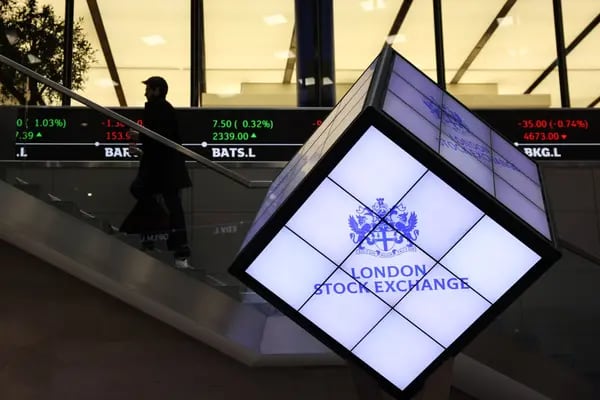 Logo da London Stock Exchange na City of London: semana pode ter confirmação do maior IPO em mais de uma década