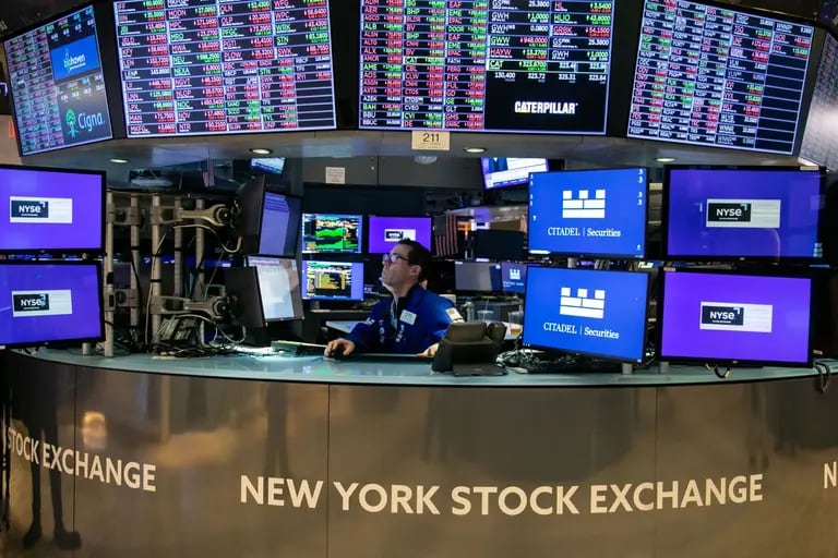 Un operador trabaja en la Bolsa de Nueva York (NYSE) el viernes 16 de febrero de 2024. dfd