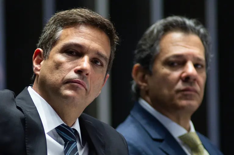 El presidente del Banco Central, Roberto Campos Neto, a la izquierda, y el ministro de Finanzas, Fernando Haddad. Fotografía: Andressa Anholete/Bloombergdfd