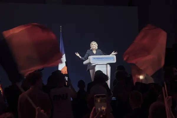 En un acto en su circunscripción del norte de Francia, Le Pen dijo a sus partidarios que el partido de Macron había sido "prácticamente aniquilado".