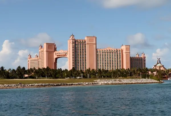 Vista geral do hotel Atlantis na Paradise Island em Nassau, Bahamas.