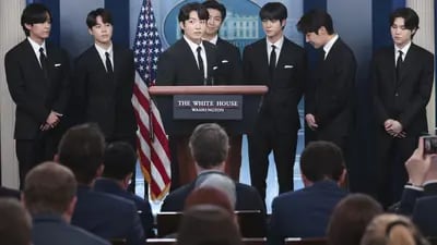 Los integrantes de la banda BTS en conferencia de prensa en la Casa Blanca.