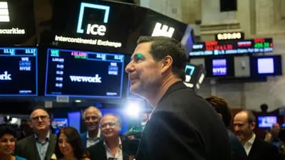 Marcelo Claure, consejero delegado de SoftBank Group International y presidente de WeWork, mira un monitor en el parqué de la Bolsa de Nueva York (NYSE) en Nueva York, Estados Unidos, el jueves 21 de octubre de 2021. Fotógrafo: Michael Nagle/Bloomberg