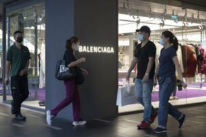 Balenciaga vende la bolsa de basura más cara del mundo: cuesta u$s 1790 -  El Cronista