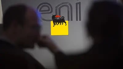 Un logo de la petrolera ENI durante una conferencia de prensa en Londres, Reino Unido.