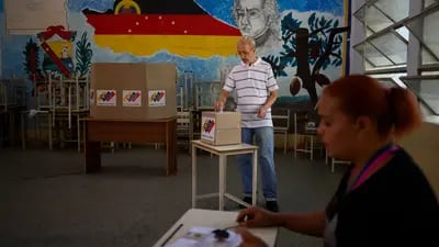 Un votante emite su voto en un colegio electoral durante un referéndum en Caracas, Venezuela, el domingo 3 de diciembre de 2023.