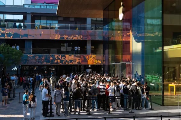 Apple IPhone 15 Begins Sale In Beijing
Compradores e cambistas vão em massa às lojas Apple na China mesmo com veto ao iPhone