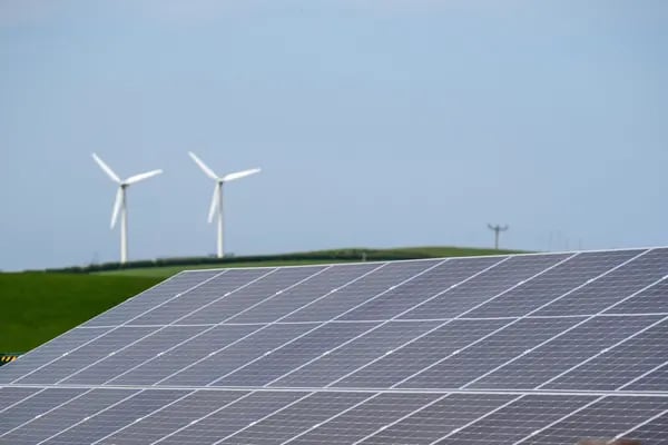 Turbinas de energia eólica e placas de energia solar