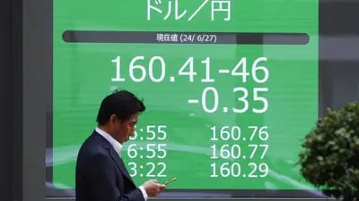 Un tablero electrónico muestra la cotización del yen frente al dólar estadounidense en el exterior de una empresa de valores en Tokio, Japón, el jueves 27 de junio de 2024.