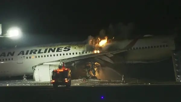 Vuelo de Japan Airlines recibió permiso para aterrizar antes de colisión en Tokio