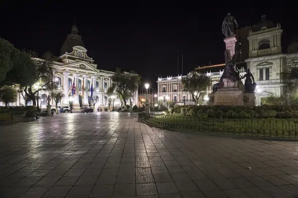 El Congreso Nacional de Bolivia, o Palacio Legislativo, izquierda, el Palacio Presidencial, o Palacio de Gobierno, y la Catedral de La Paz se encuentran en la Plaza Murillo en La Paz, Bolivia.