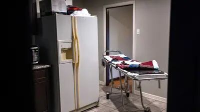Una camilla en una cocina mientras un trabajador de la funeraria se prepara para transportar el cuerpo de una mujer, de 54 años, que murió de Covid-19 en la cama de su casa el 13 de septiembre de 2021 en Houston, Texas.