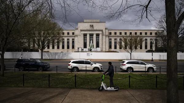 Fed sinaliza em ata de reunião disposição para manter juro alto por mais tempodfd