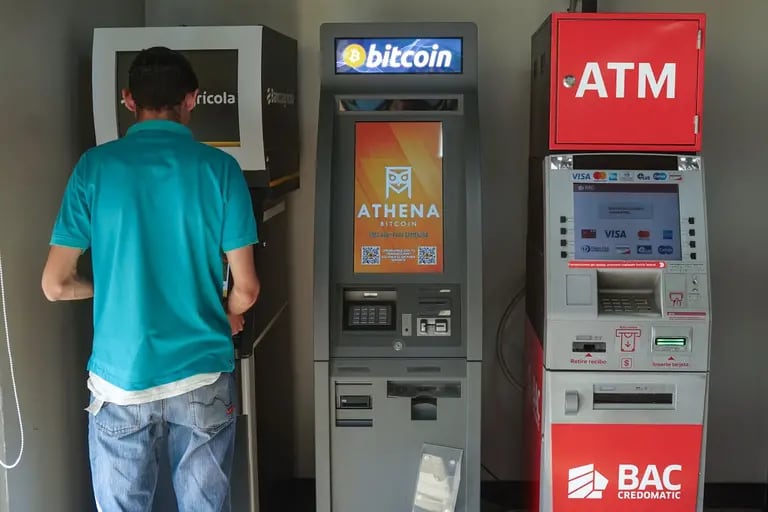Un cliente junto a un cajero automático Athena Bitcoin en Mejicanos, El Salvador, el miércoles 28 de febrero de 2024.dfd