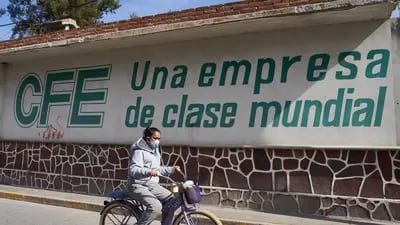 Una persona con cubrebocas pasa en bicicleta frente a una instalación de la Comisión Federal de Electricidad (CFE) en Villa de Reyes, estado de San Luis Potosí, México, el martes 19 de enero de 2021.Fuente: Bloomberg