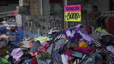 Un cartel anuncia el precio de la ropa a la venta por un vendedor ambulante en Cali, Colombia, el miércoles 12 de agosto de 2015.