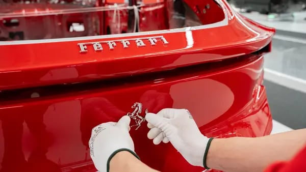 Ferrari planeja plano de assinatura de US$ 7,5 mil para baterias de híbridos e elétricosdfd