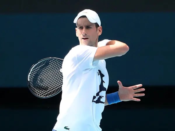 Novak Djokovic practica en Rod Laver Arena antes del Abierto de Australia 2022 en Melbourne Park el 11 de enero de 2022.