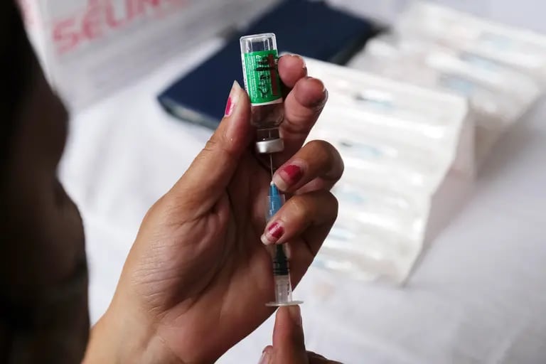 Un trabajador sanitario prepara una dosis de la vacuna Covishield, codesarrollada por la Universidad de Oxford y AstraZeneca Plc. y fabricada por Serum Institute of India Ltd.dfd