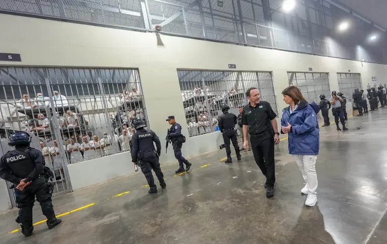 La ministra de Seguridad de Argentina, Patricia Bullrich, en su visita al CECOT en El Salvadordfd