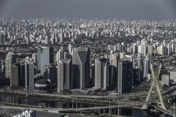 Vista aérea de São Paulo na região da marginal Pinheiros e da Berrini: mercado brasileiro de startups é alvo de fundos de VC (Foto: Paulo Fridman/Bloomberg)