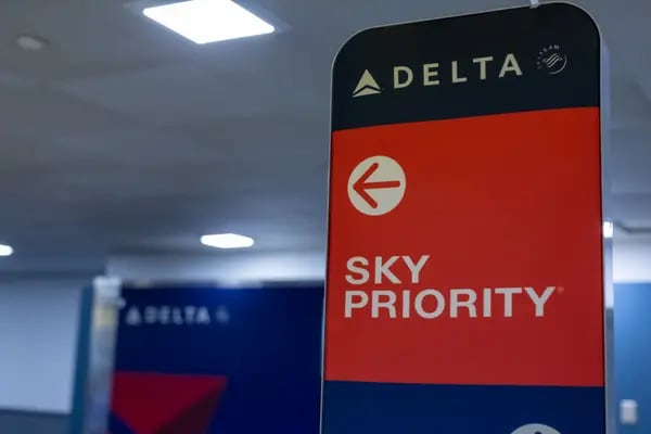 Placa com logotipo da Delta Air Lines