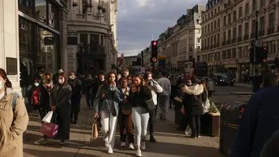 Peatones y compradores caminan por Regent Street en Londres.