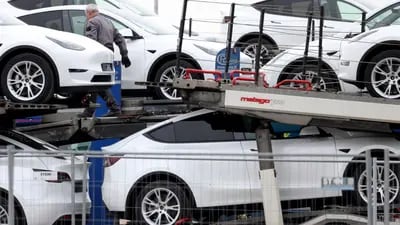Autos de Tesla listos para su entrega.