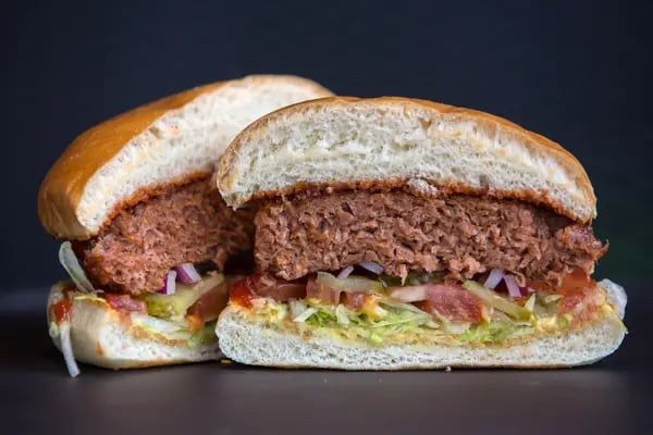 Imagem de um lanche de hambúrguer cortado ao meio