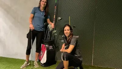 Daniela e Gabriela, gêmeas donas da academia de golfe Tiro Certo, na região da Faria Lima