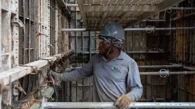 Un trabajador comprueba la estabilidad de una estructura durante la construcción en el proyecto de vivienda Paraíso Central en Cali, Colombia, el miércoles 5 de enero de 2023.