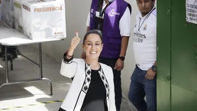 La candidata Claudia Sheinbaum emite su voto en una casilla de la alcaldía Tlalpan, tras una hora de espera debido a la afluencia de votantes, Ciudad de México, 2 de junio de 2023
