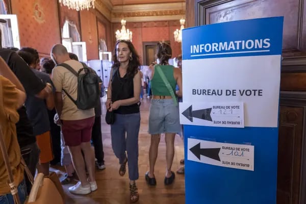 Votantes hacen cola en un colegio electoral durante la primera vuelta de las elecciones legislativas, en el Ayuntamiento de Marsella, Marsella, Francia, el domingo 30 de junio de 2024.