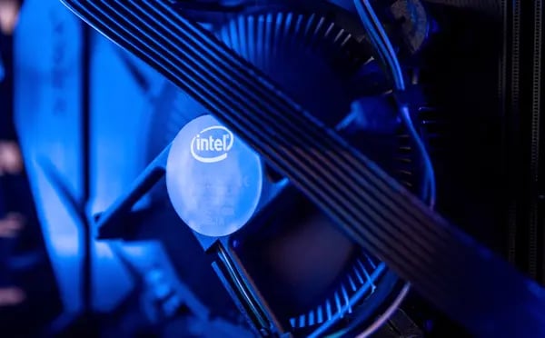 El CEO de Intel contraataca a Nvidia en la batalla por el liderazgo de los chips de IA