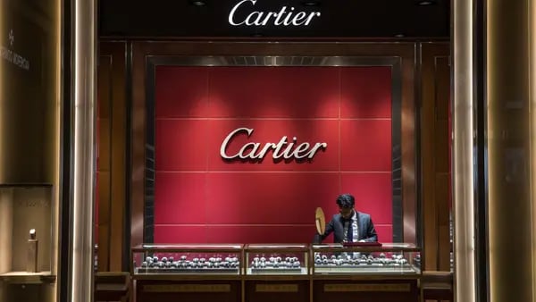 Bernard Arnault, da LVMH, adquire fatia na proprietária da Cartier, dizem fontesdfd