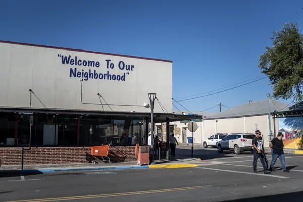 Una tienda en un barrio latino en Eagle Pass, Texas. Los latinos representan el mayor porcentaje de inmigrantes pobres en EEUU.