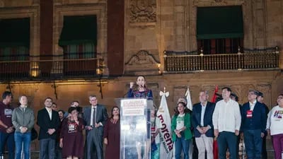 Claudia Sheinbaum, exjefa de Gobierno de la Ciudad de México y candidata presidencial de México, da un discurso en el Zócalo de la capital por su victoria electoral.