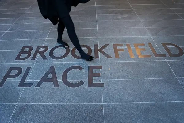 Un peatón cruza la señalización peatonal del edificio de oficinas Brookfield Place Sydney, propiedad y sede de la sede de Asia-Pacífico de Brookfields Asset Management, en Australia