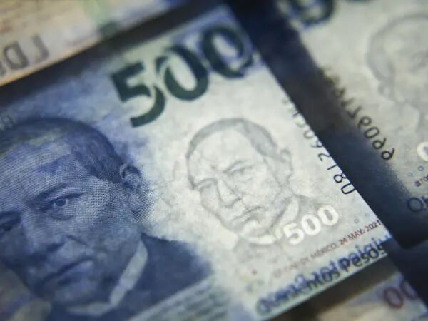 Peso mexicano se debilita mientras Sheinbaum habla sobre reformas a la Constitución de AMLOdfd