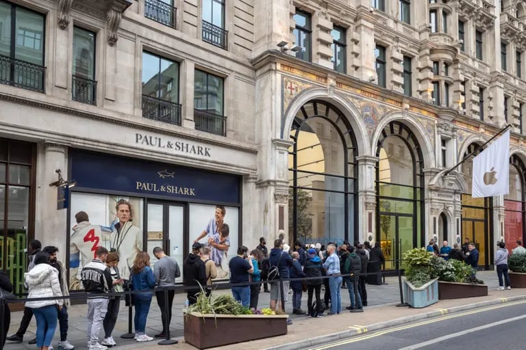 Los compradores con las bolsas Louis Vuitton en Oxford Street
