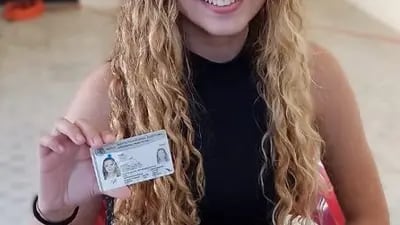Mujer joven tramita su credencial para votar del INE